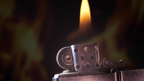 Finger-Zündet-Zippo-Feuerzeug,-Studioaufnahme-Aus-Nächster-Nähe-Mit-Flammendem-Feuer,-Digitalem-Hintergrund