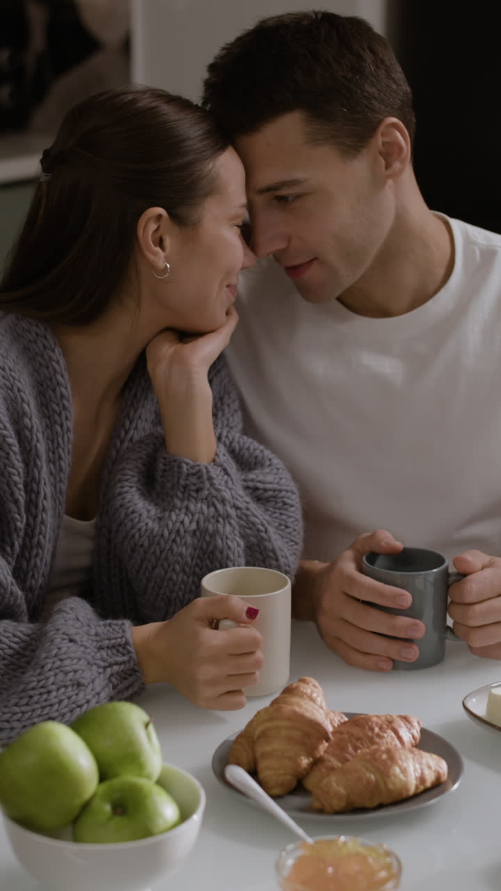 Coppia che si gode una colazione romantica