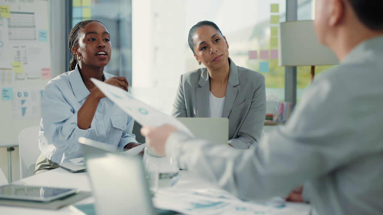 Pertemuan bisnis dalam suasana kantor