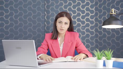 una joven mujer de negocios cansada.