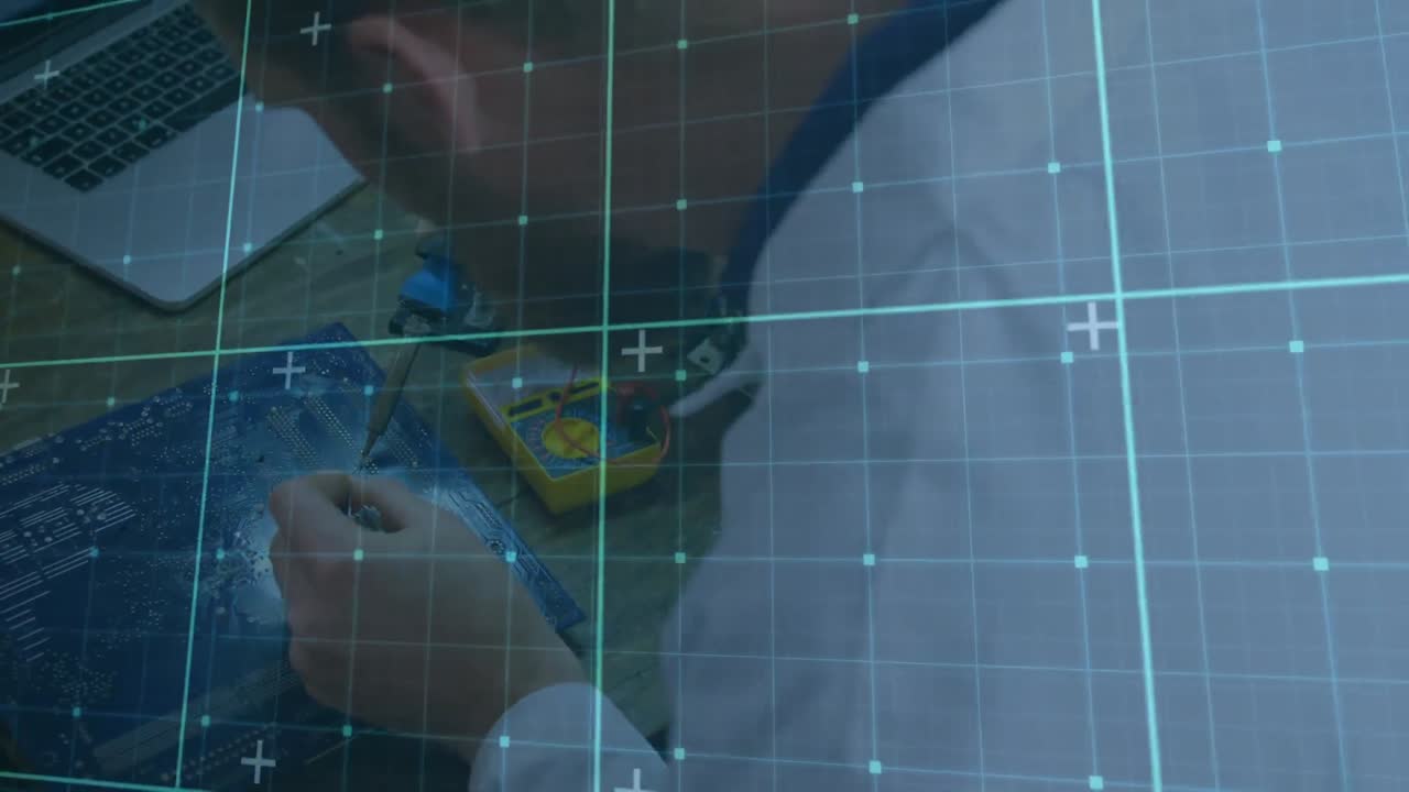 animación del patrón de cuadrícula sobre vista de ángulo alto de un ingeniero caucásico reparando la placa base