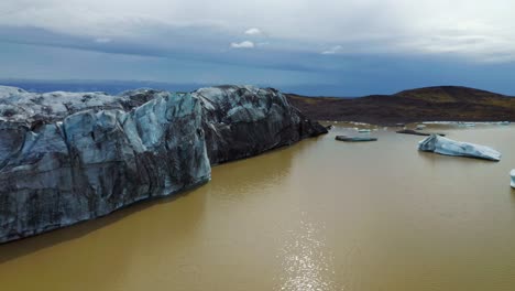 Reflexiones-A-Través-Del-Lago-Tranquilo-En-El-Glaciar-Svinafellsjokull-Cerca-De-Skaftafell-En-El-Sur-De-Islandia