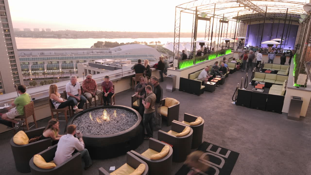lapso de tiempo de un club nocturno en la azotea que se llena para la noche en san diego california