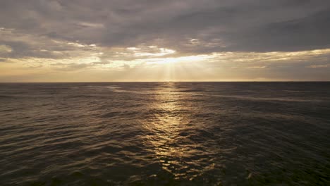 Schöner-Sonnenaufgang-Am-Meer-Mit-Drohne