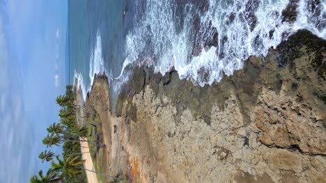 Drone-Volando-Sobre-Las-Costas-Rocosas-Del-Malecón-De-Nagua-En-República-Dominicana