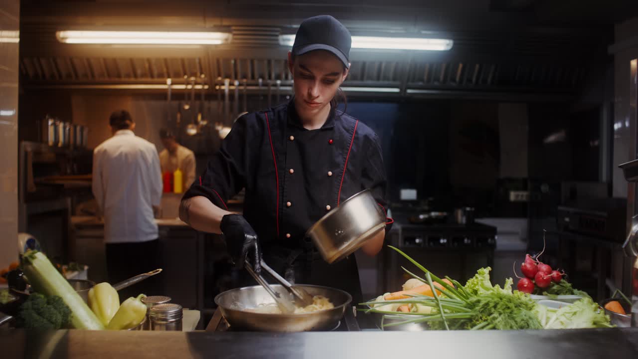 chef preparando un plato de pasta en una cocina comercial