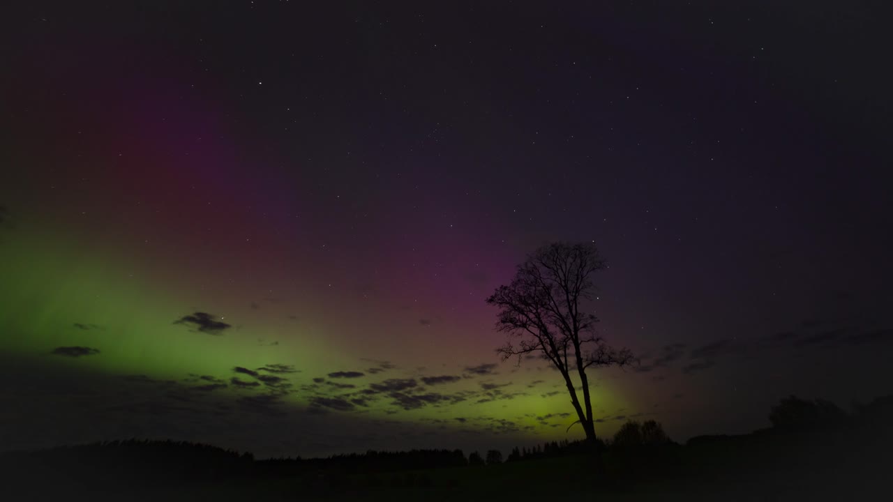 muy fuerte g5 kp9 tormenta geomagnética luces del norte en el cielo de mayo