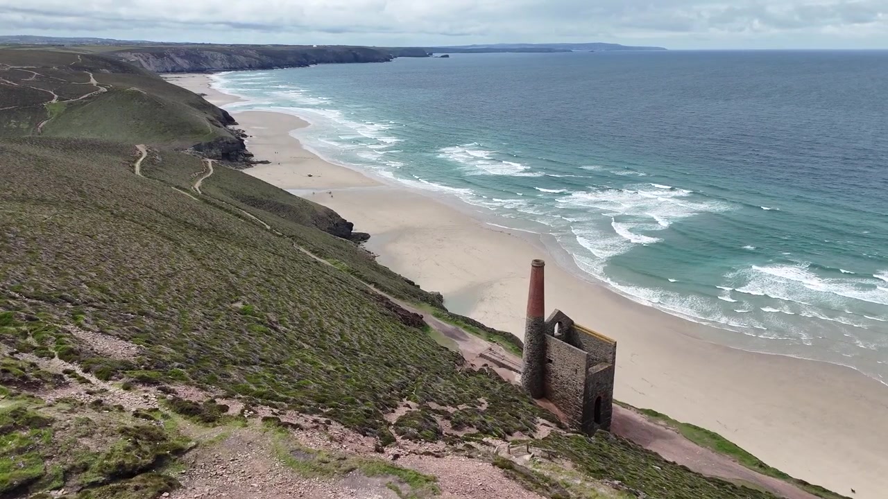 Imagens de drone 4K deslumbrantes capturando as casas de máquinas abandonadas de Wheal Coates acima da praia de Chapel Porth na dramática costa norte da Cornualha