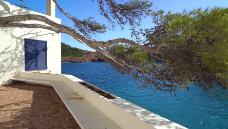 playa europea en españa mediterranea casas blancas mar en calma azul turquesa begur costa brava ibiza