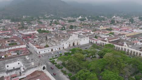 Schneller-Luftüberflug-Des-Hauptplatzes-In-Antigua,-Guatemala-Mit-Einer-Kathedrale-Im-Hintergrund