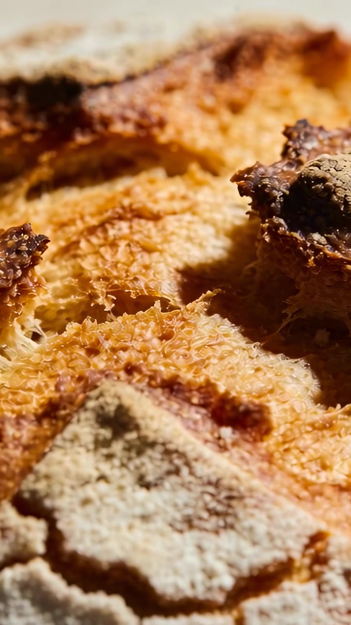 Video verticale: Telecamera macro in movimento che rivela un dolce sul bancone per mostrare zucchero a velo e marmellata.