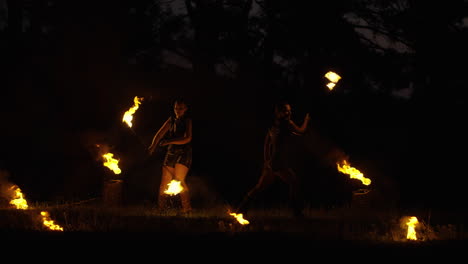 actuación de malabaristas de fuego por la noche