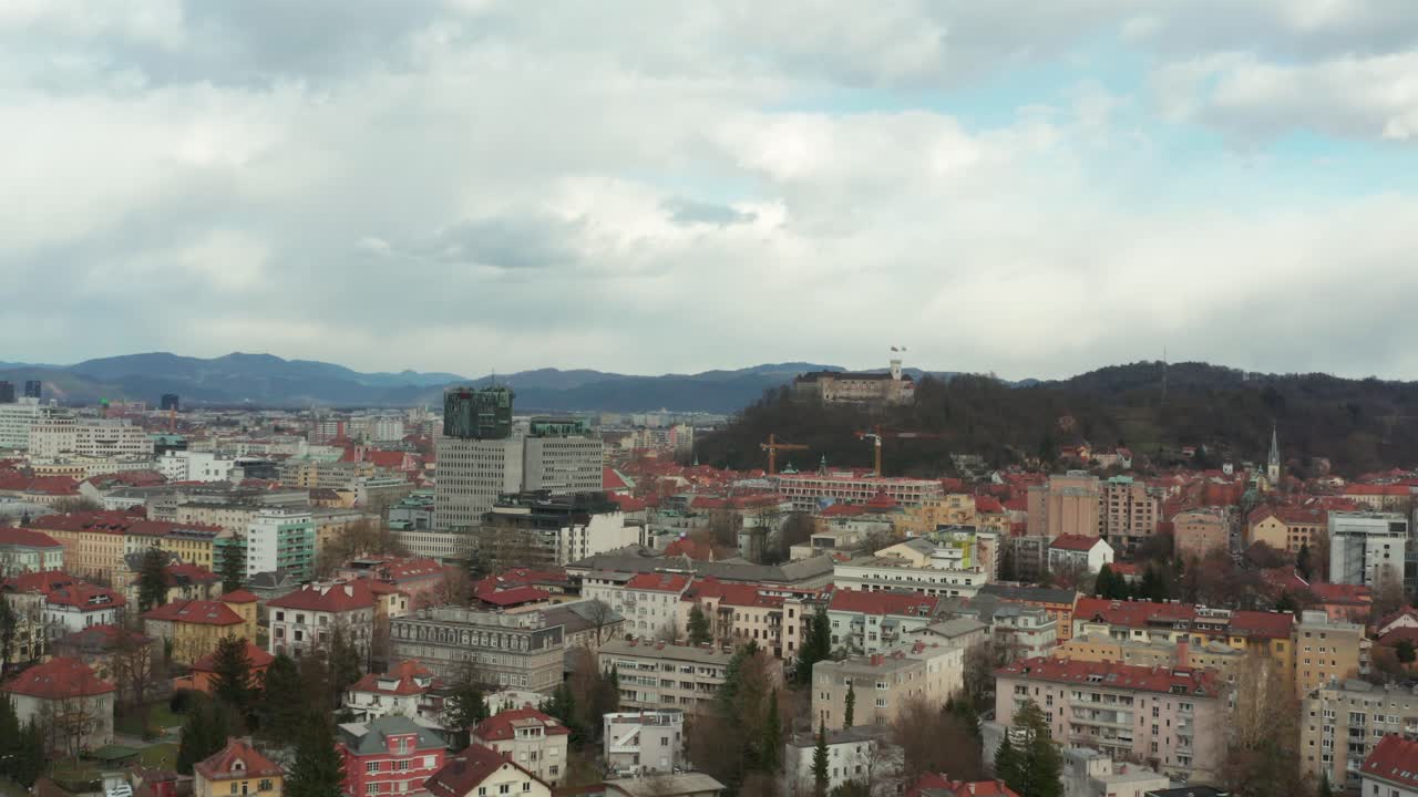 toma aérea que se acerca lentamente a la capital de eslovenia, ljubljana en un día nublado