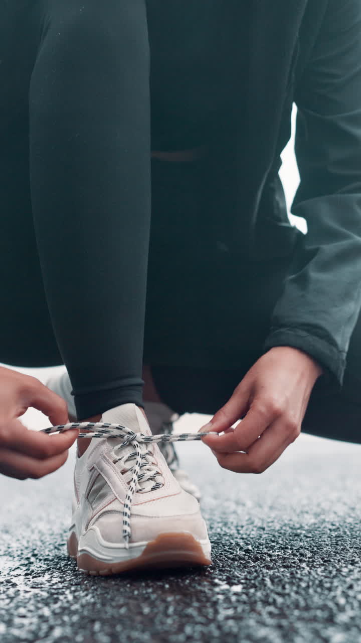 Primo piano di una persona che allaccia i lacci su una sneaker all'aperto