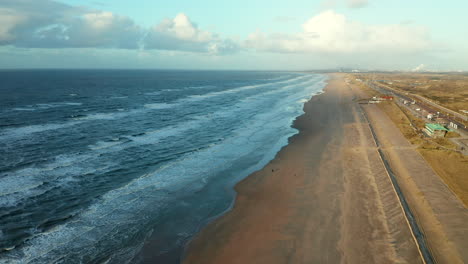 Paisaje-De-La-Playa-De-Zandvoort-En-Holanda-Del-Norte,-En-Los-Países-Bajos---Toma-Aérea