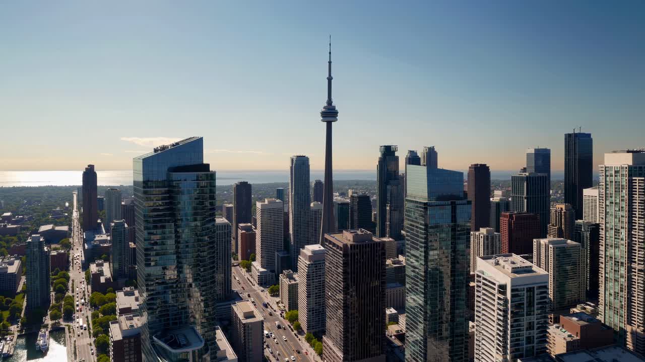 Vista aérea em vídeo do horizonte de uma cidade moderna com arranha-céus sob um céu azul claro, mostrando o ambiente urbano