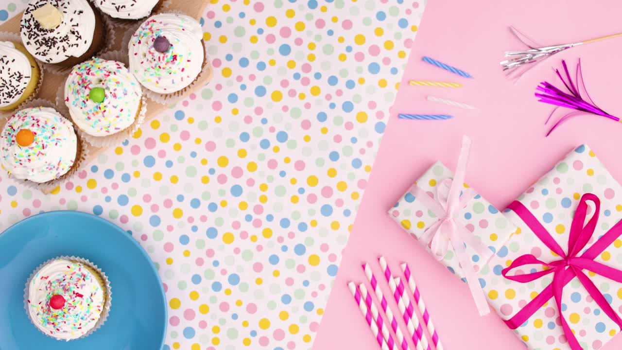 decoración de la fiesta de cumpleaños con deliciosos pasteles de taza.