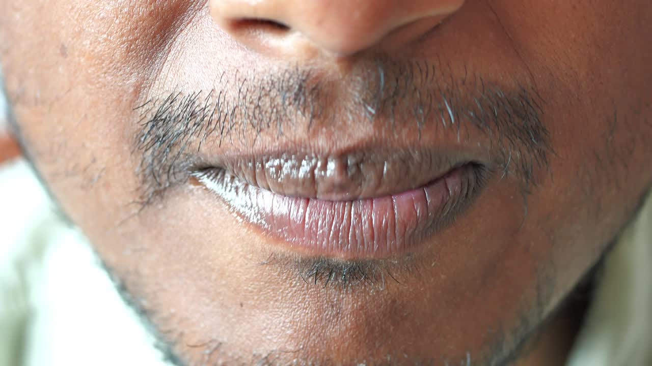 초콜릿 바를 먹는 남자