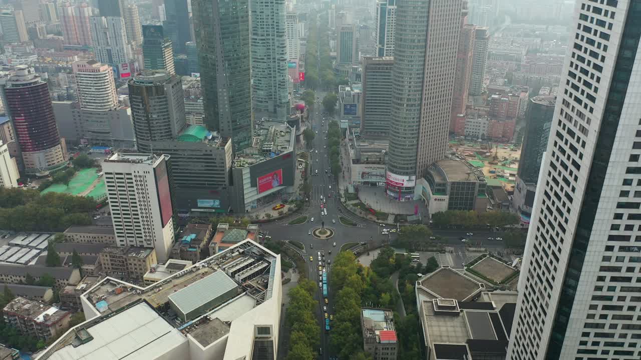 hora de la noche vuelo sobre la ciudad de nanjing tráfico central calle plaza panorama aéreo 4k china