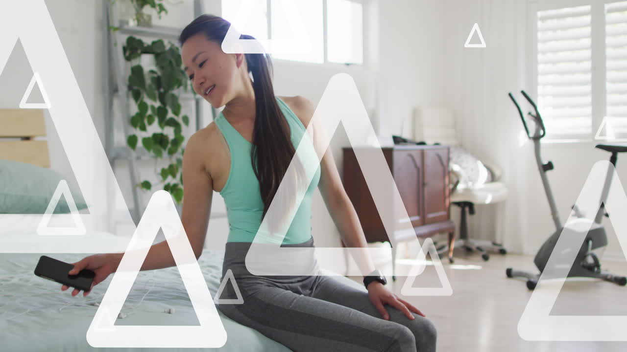 animación de triángulos blancos sobre mujer asiática usando teléfono inteligente