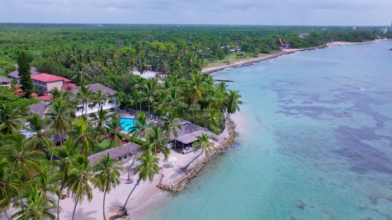 villas junto a la playa con piscina rodeada de palmeras en playa guayacanes, santo domingo, república dominicana