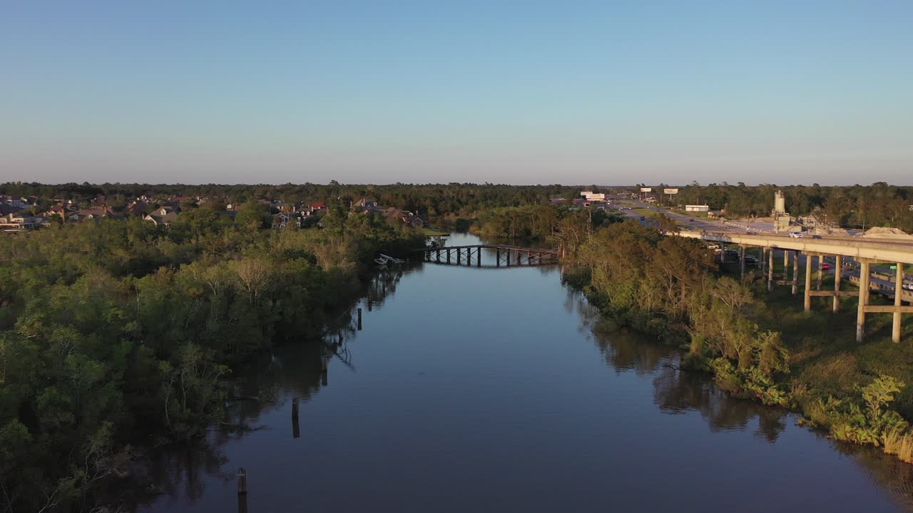 vieja novia y carretera en cow bayou en bridge city, texas