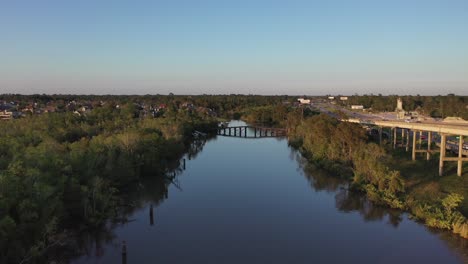 Vieja-Novia-Y-Carretera-En-Cow-Bayou-En-Bridge-City,-Texas