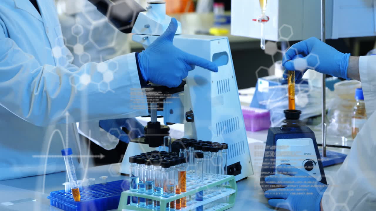 animación de fórmulas químicas y procesamiento de datos sobre diversos científicos que hacen experimentos
