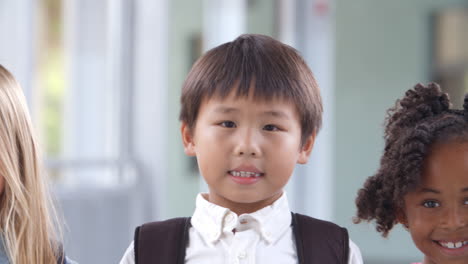 Toma-Panorámica-De-Ocho-Niños-Sonrientes-De-Escuela-Primaria