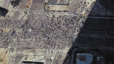 multitudes de israelíes en la intersección de las protestas contra el gobierno en tel aviv