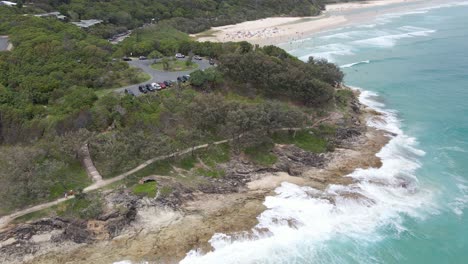 Geparkte-Autos-Auf-Der-Zylinderspitze-Vorland---Küstenwanderung-Mit-Krachenden-Wellen-In-Der-Nähe-Des-Zylinderstrandes-In-Point-Lookout,-Qld,-Australien