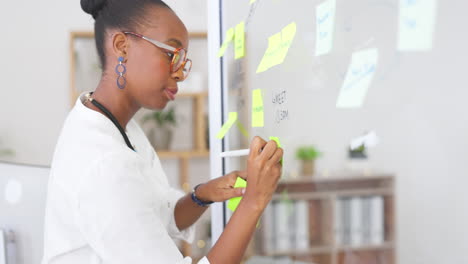 Mujer-Negra,-Escribiendo-Y-Planificando-Negocios