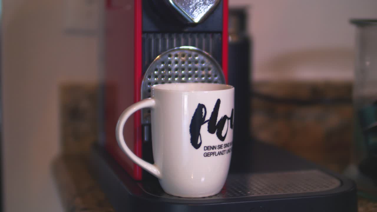 Un primissimo piano di caffè espresso che gocciola da una macchina in una tazza