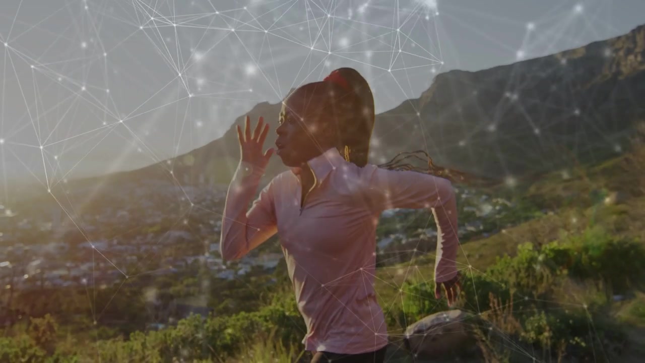 Video verticale: donna afroamericana che fa jogging su un sentiero in rosa, riparandosi gli occhi dal sole, con sovrapposizione.