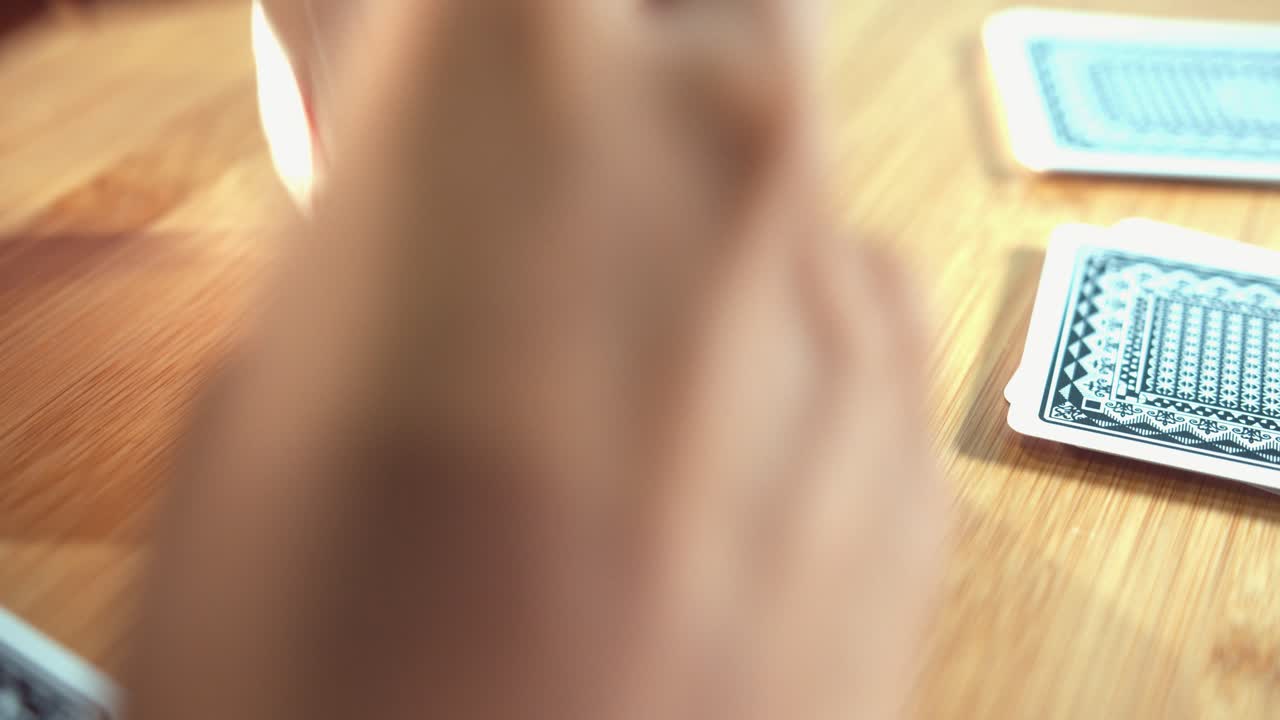 한 조각에 넣은 카드 더미를 모으는 손의 가까운 내부 정적 샷