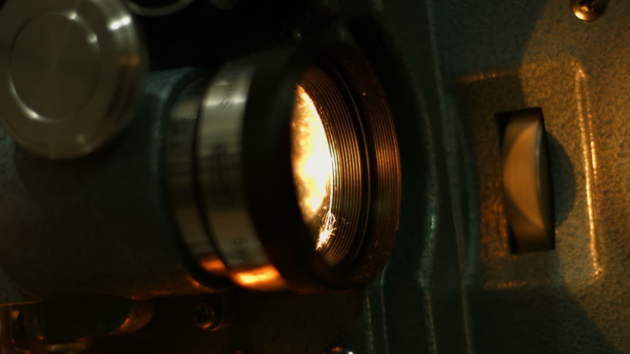Warmes Licht, das aus einem Vintage-Filmprojektor-Objektiv strahlt
