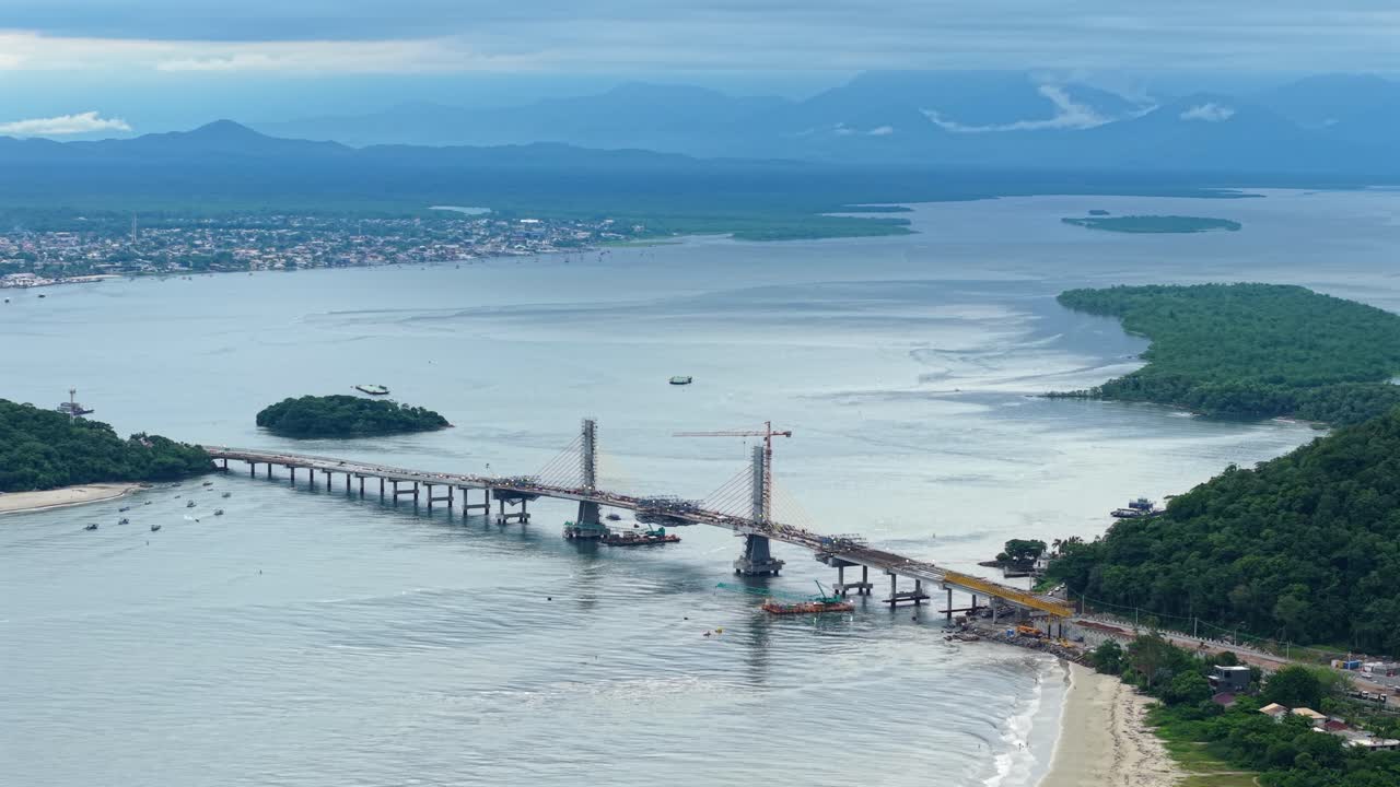 Cảnh quay drone cho thấy sự phát triển cơ sở hạ tầng tiến bộ của cầu dây văng nối Guaratuba và Matinhos qua một vịnh đẹp ở Brazil