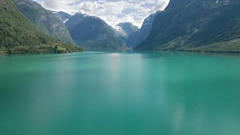 Ein-Dynamischer-Und-Faszinierender-Flug-über-Die-Ruhige-Oberfläche-Des-Loenvatnet-sees