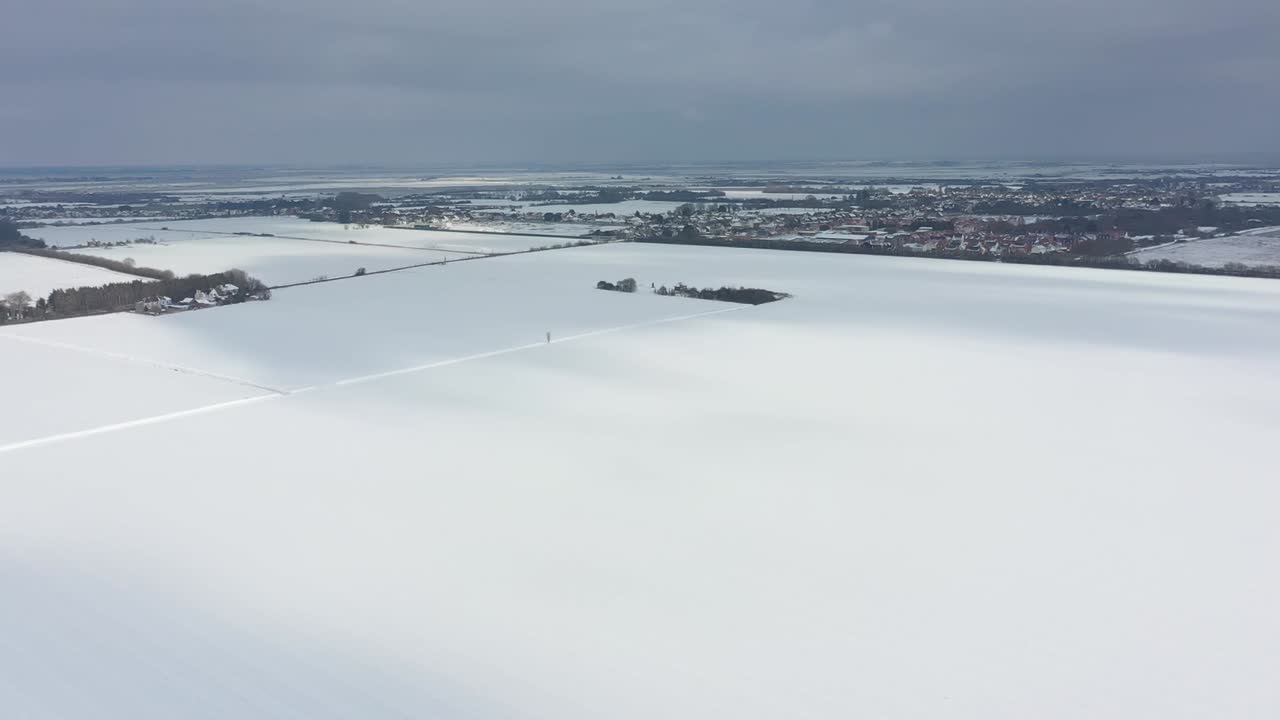 손길이 닿지 않은 하얀 눈으로 뒤덮인 광대 한 담요로 공중 촬영