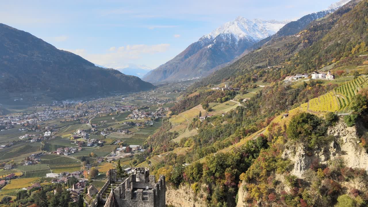 이탈리아 포도원 한가운데 있는 중세 성 위에 공중 드론