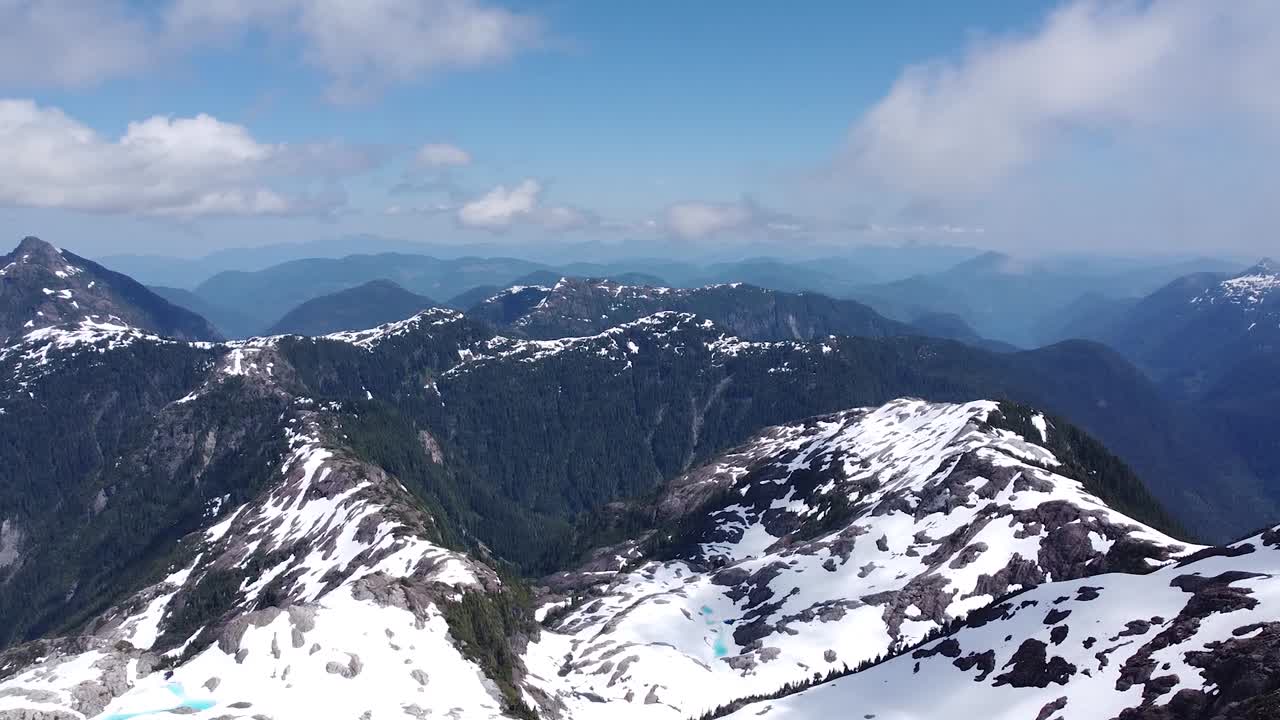 Rotazione aerea di montagna Monte 5040, Isola di Vancouver, Canada