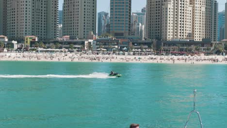 Gente-Montando-Moto-De-Agua-En-La-Playa