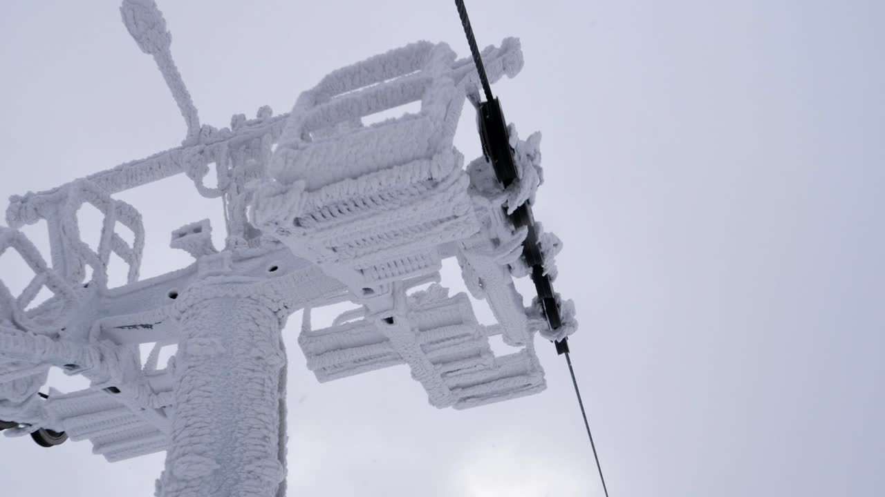 폴란드 스크르지케에 있는 얼어붙은 지지탑을 지나가는 의자 엘리베이터 타기