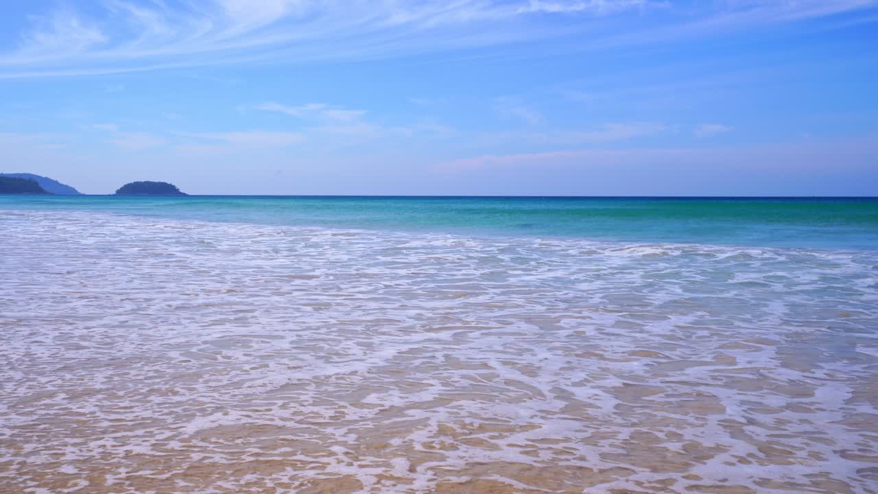 은 파란 하늘과 바다 위의 구름과 함께 아름다운 여름 해변, 놀라운 해변 모래, 열대 섬의 낙원, 비즈니스 여행 및 오픈 시즌 여행 투어 개념.