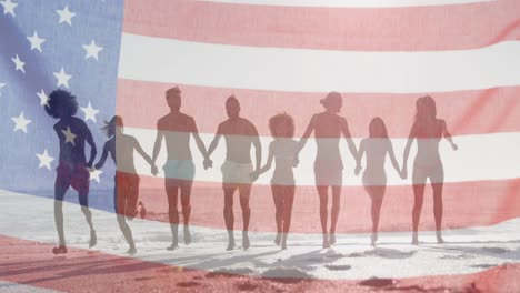 Amerikanische-Flagge-Winkt-Gegen-Eine-Gruppe-Von-Freunden,-Die-Händchen-Haltend-Zusammen-Am-Strand-Laufen
