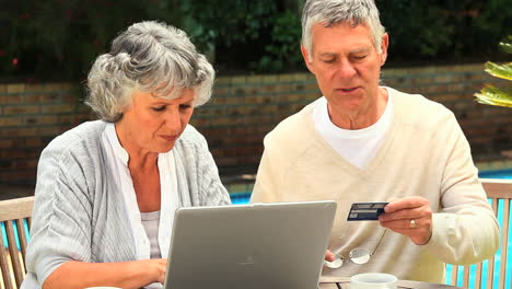 Pareja-Discutiendo-Compra-Por-Internet