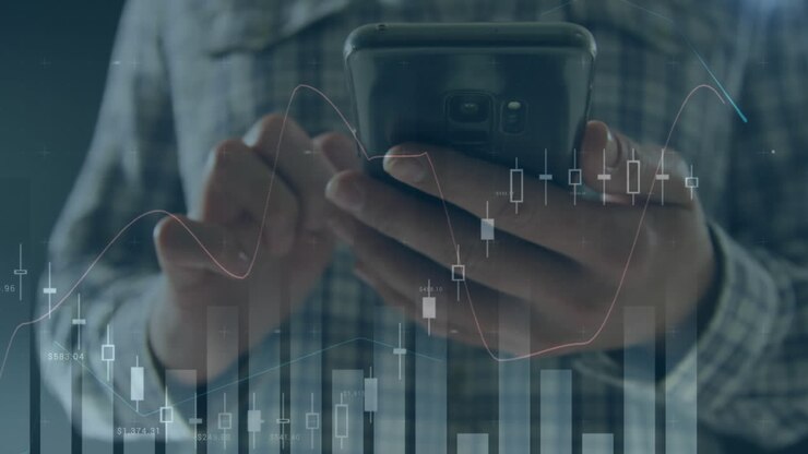 Animazione di elaborazione di dati statistici su sfondo di una donna a mezzo busto che usa lo smartphone.