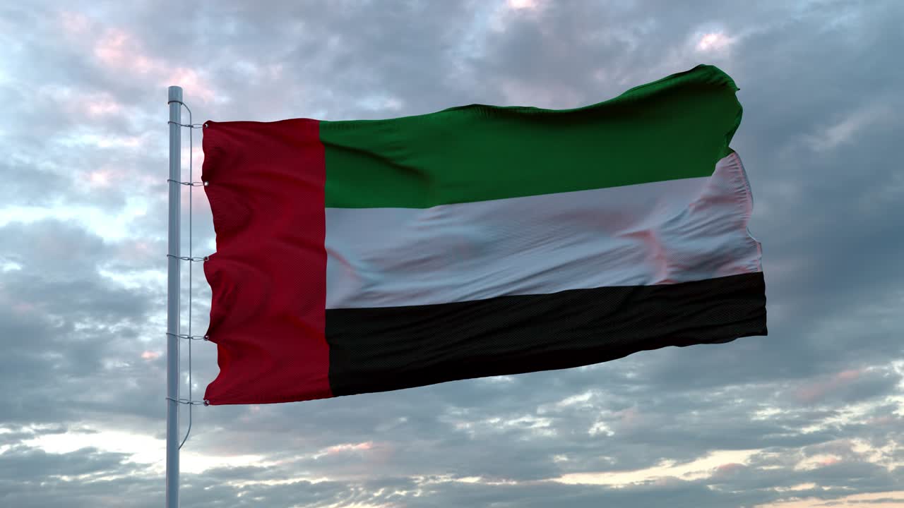 bandera realista de los emiratos árabes unidos ondeando en el viento contra el cielo profundo dramático. 4k uhd 60 fps cámara lenta