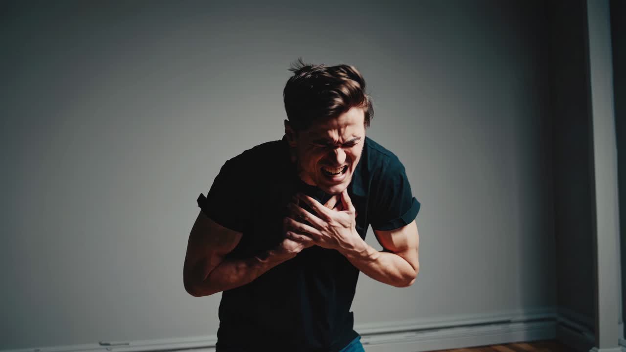 hombre con dolor en el pecho