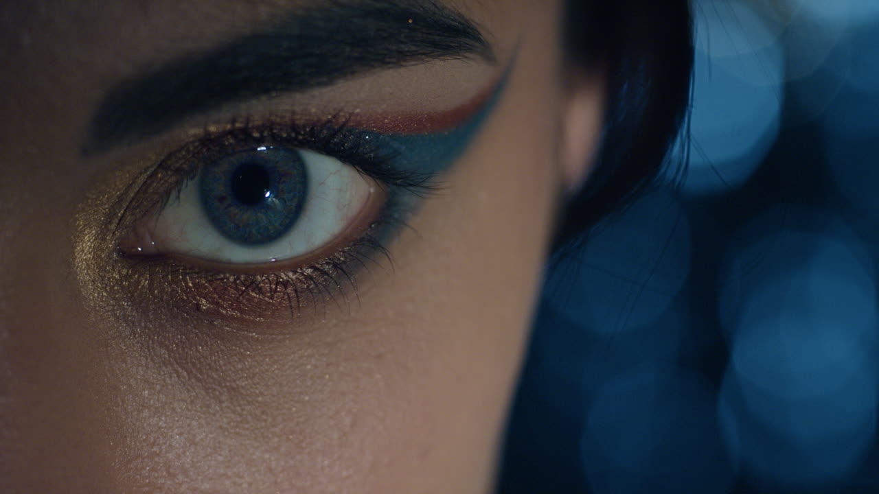 cerrar los ojos con maquillaje colorido sombra de ojos hermosa noche glamour concepto de belleza cosmética